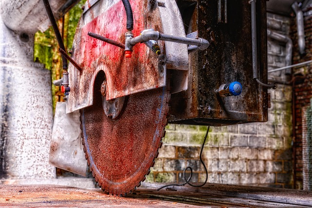 how do you use a miter saw
