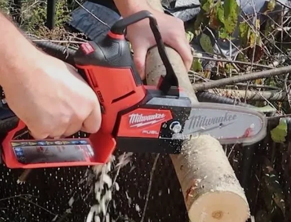 Are the Best Mini Chainsaws Redefining Battery Powered Efficiency for Urban Gardeners