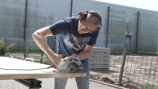 how to use a power saw