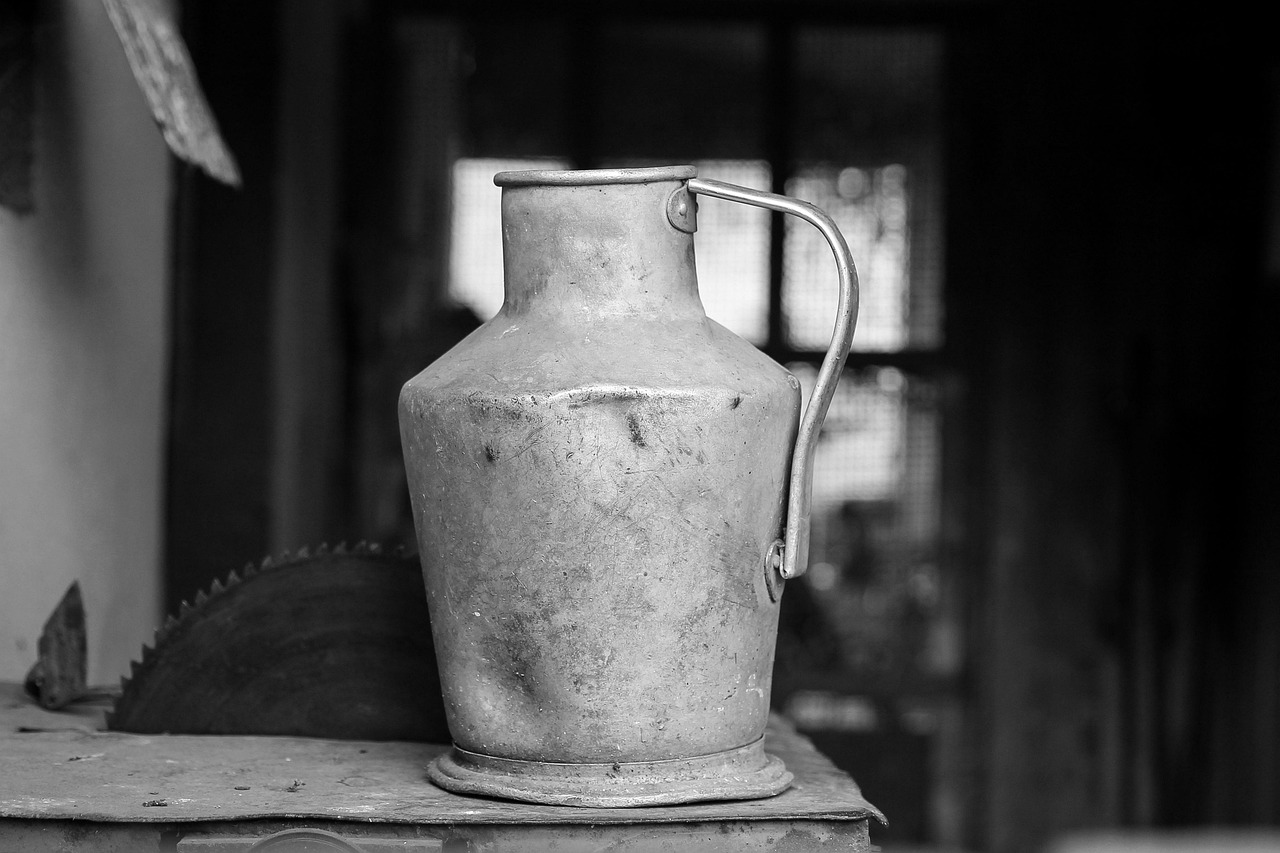 water can, pot, villusi, rural, old-fashioned, poverty, old, circular saw, saw, monochrome